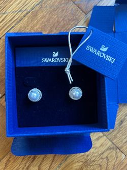 New Boxed Swarovski Elegant White Pearl Stud Earrings 3/8”