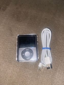 IPod nano 3rd Generation - Amazing Condition - Case w screen protector, charging cable, and almost 7gb of music!