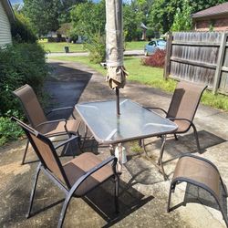 Outdoor Patio/Dining Set With 8 Foot Umbrella