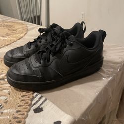 Boys Youth 6 Black Air Force 1s And Reeboks