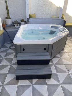 2014 Hotspring TX Hot Tub Like New 2-3 Person 11 Jets - Los Angeles, CA