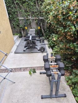 Brenchpress weights, curl bar, barbells, mat