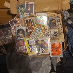 SHOE  BOX  FULL OF 100'S OF BASEBALL, FOOTBALL, BASKETBALL, POKYMON,  AND  DC  COMICS CARDS $60