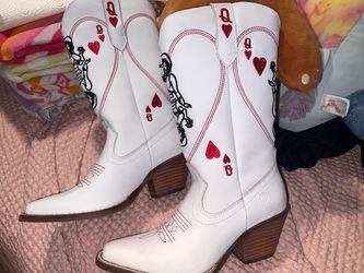 dingo woman queen of hearts
