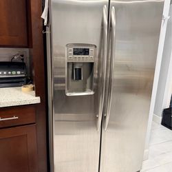 Refrigerator side by side