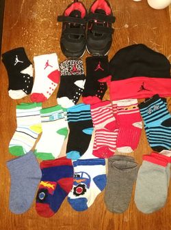 Tenis número 4, 14 pares de calcetines, un gorro y un par se guantes todo por $6