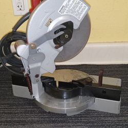 Makita M 242  8 1/4 Electric Compound Miter Saw  Compact  In Excellent Condition 
