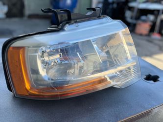 Ford Expedition 2017 Right Passenger Side Headlight
