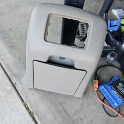 2000 - 2006 suburban tahoe center consol back peice with cup holders