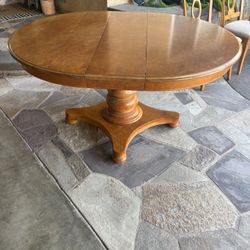 Bassett kitchen / Dining Table 