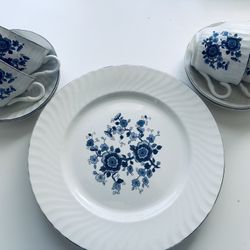 Wedgwood Vintage Royal Blue Ironstone set of 4 tea cups and 2 Dinner Plates