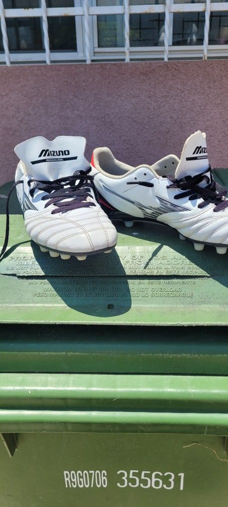 Mizuno Soccer Shoes 9.5