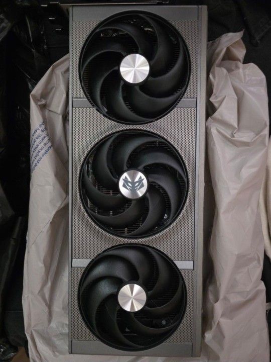 NITRO+ AMD Radeon RX 9070 XT OC