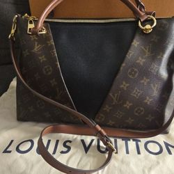 Louis Vuitton V Tote MM. 