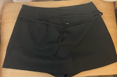 Black skort