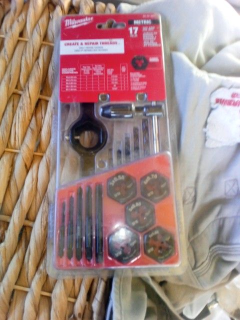 BRAND NEW NEVER OPENED MILWAUKEE  METRIC 17 PIECE TAP AND DIE SET 