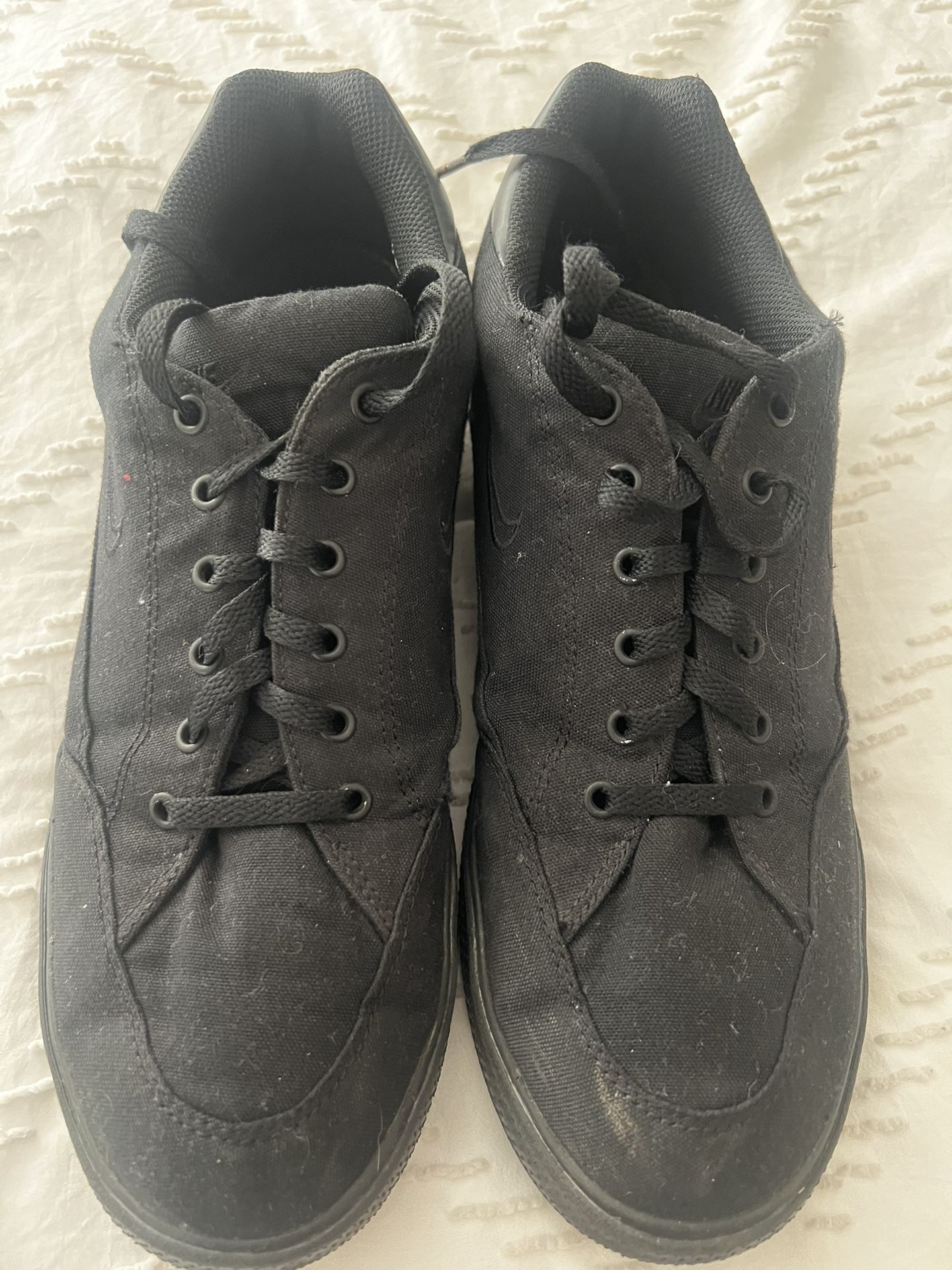 Black Nike charge lace up skate show 