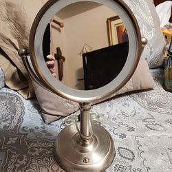 Lighted Makeup Mirror Magnited