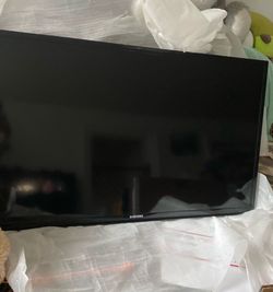 40 inches Samsung FHD TV with remote control and original stand.