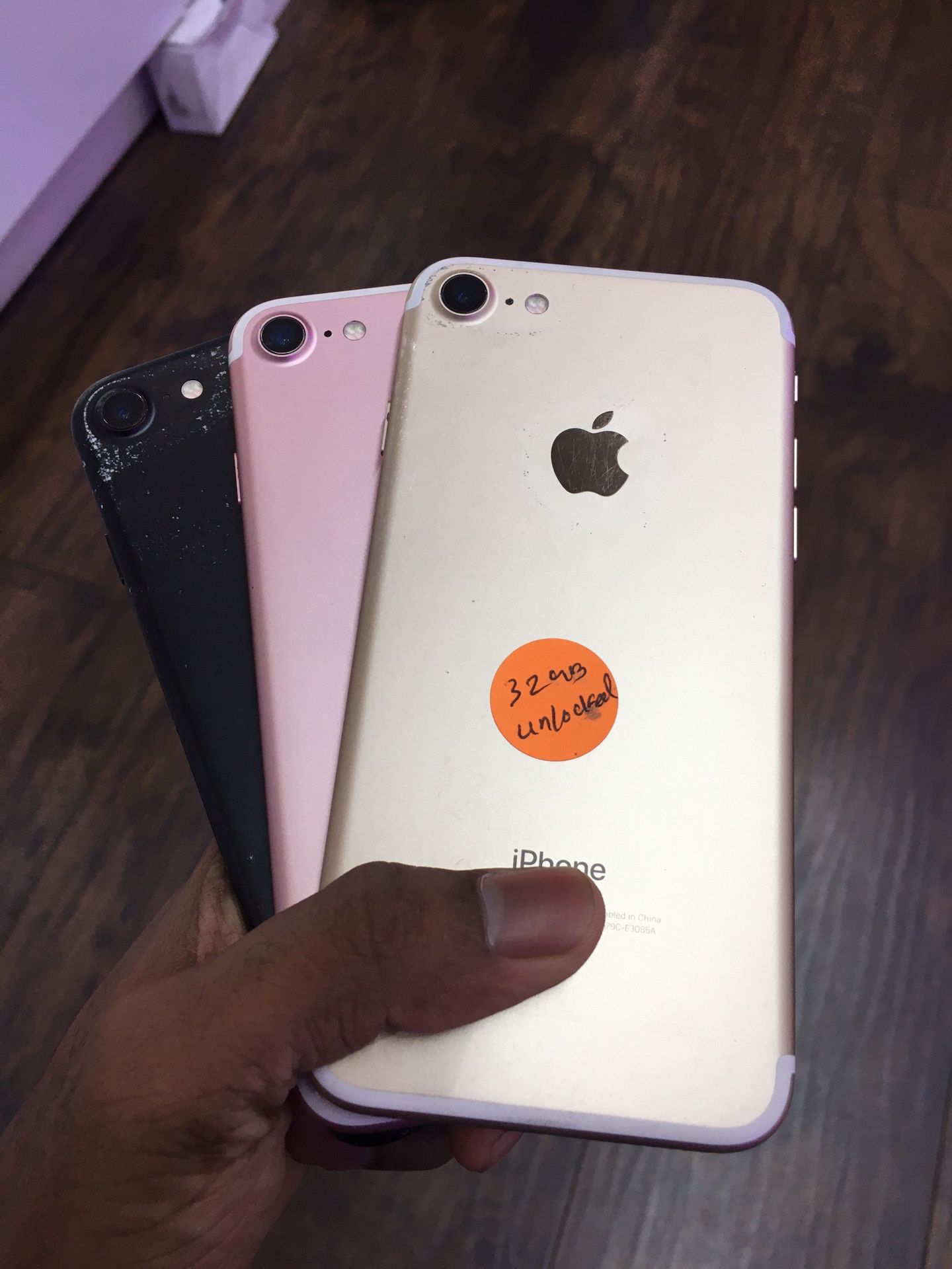 iPhone 7 32GB / 128GB Factory Unlocked Excellent Condition With Free Charger