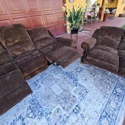 Beautiful High Quality 4 Recliners Push Button Electric And 4 Adjustable Neck 4 USB Charger Like New Furniture No Stains No Smell 