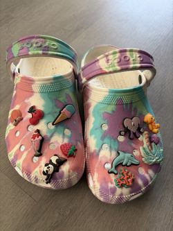 Crocs Classic Tie-Dye Clogs Women's 6 / Men's 4 w/ 12 Charms - OBO