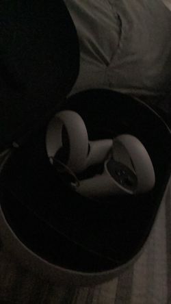 Oculus has straps but I took off for pictures