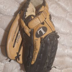 Brand New Baseball Glove Louisville Slugger Players Series