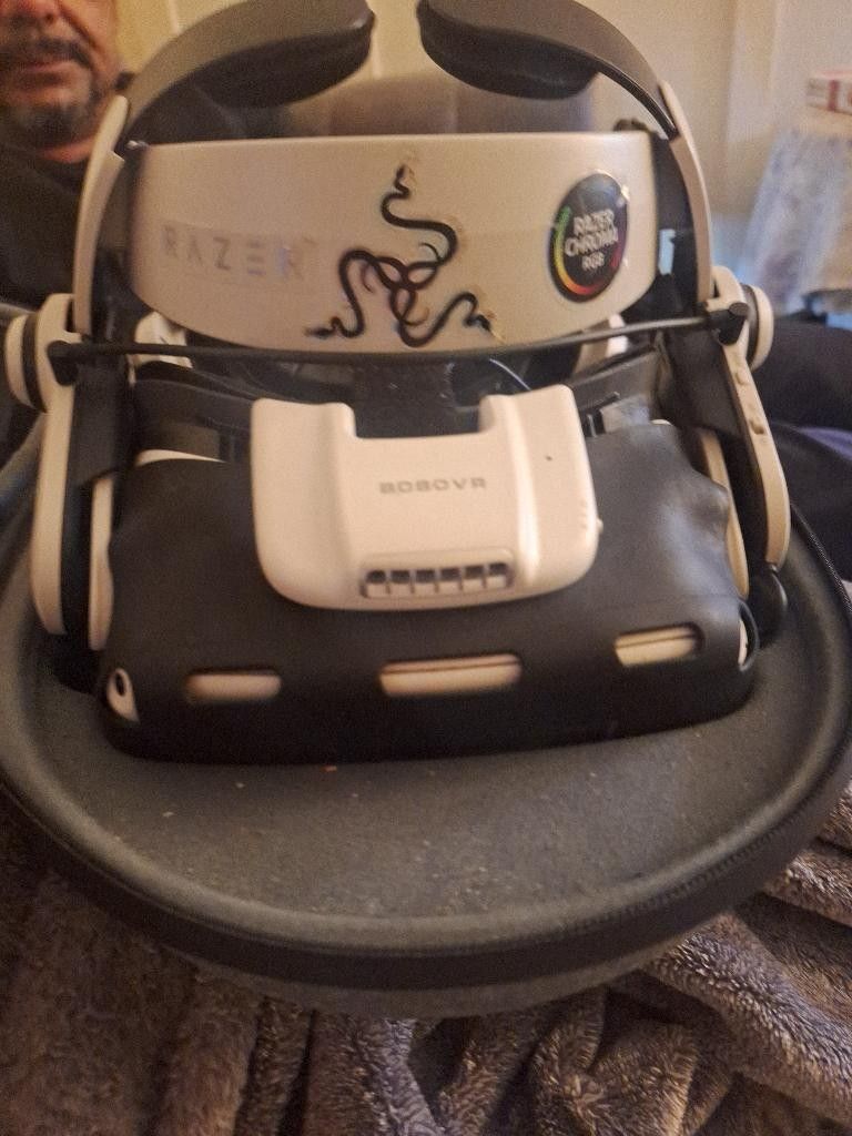 Meta Oculus Quest 2 w/BOBOVR HEADSET and Full Skin Covers 