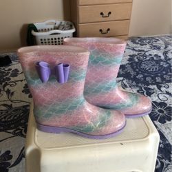 IN GOOD CONDITION RAINING BOOTS 