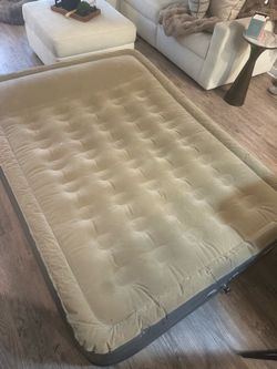 Air mattress with electric pump