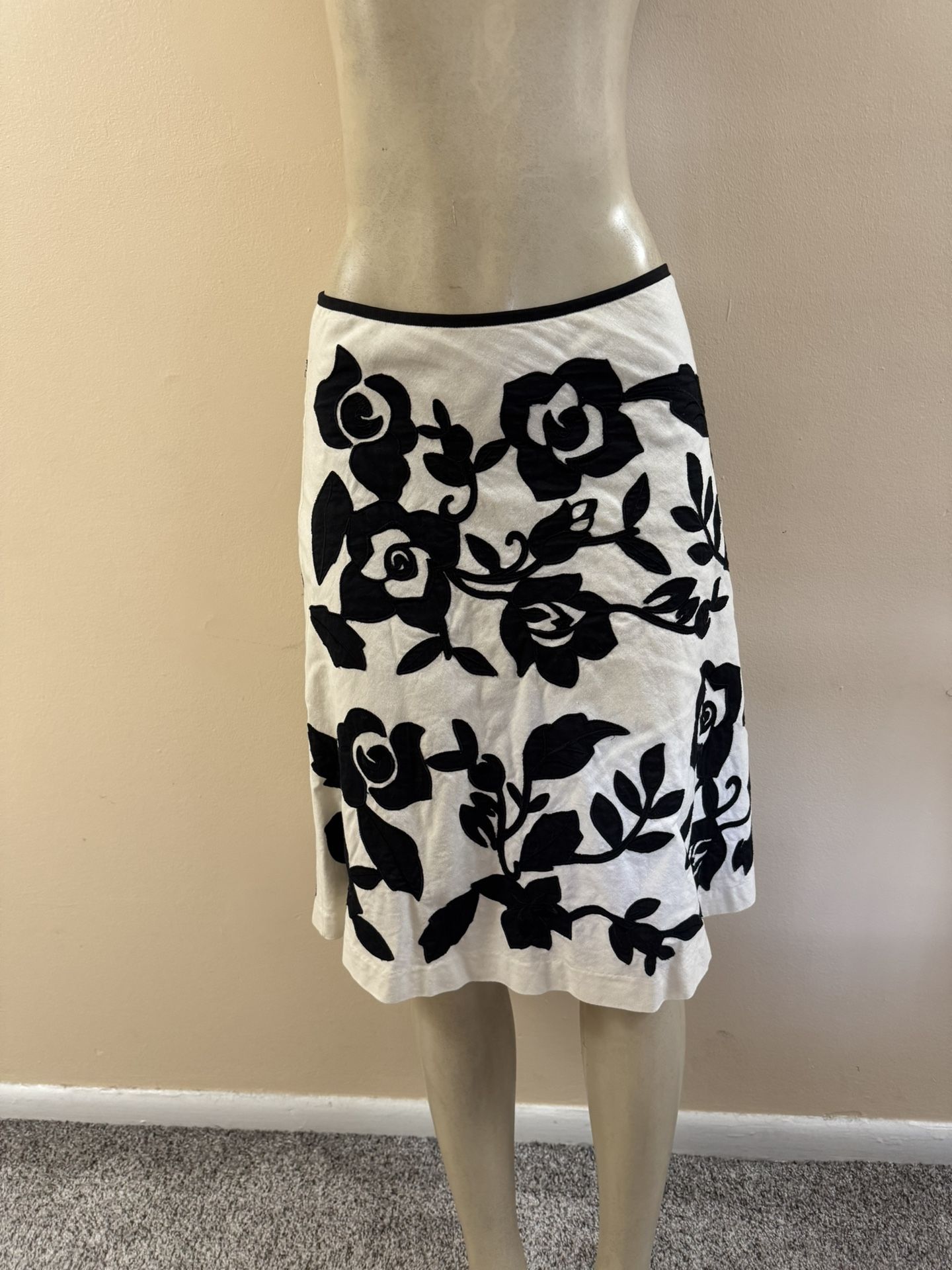 White House Black Market Black Embroidered Floral Skirt Size 0 EUC