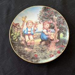 M. I. Hummel plate: Apple Tree Boy and Girl 
