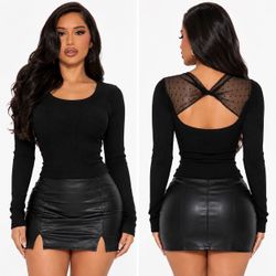 Black ribbed blouse (medium-large)