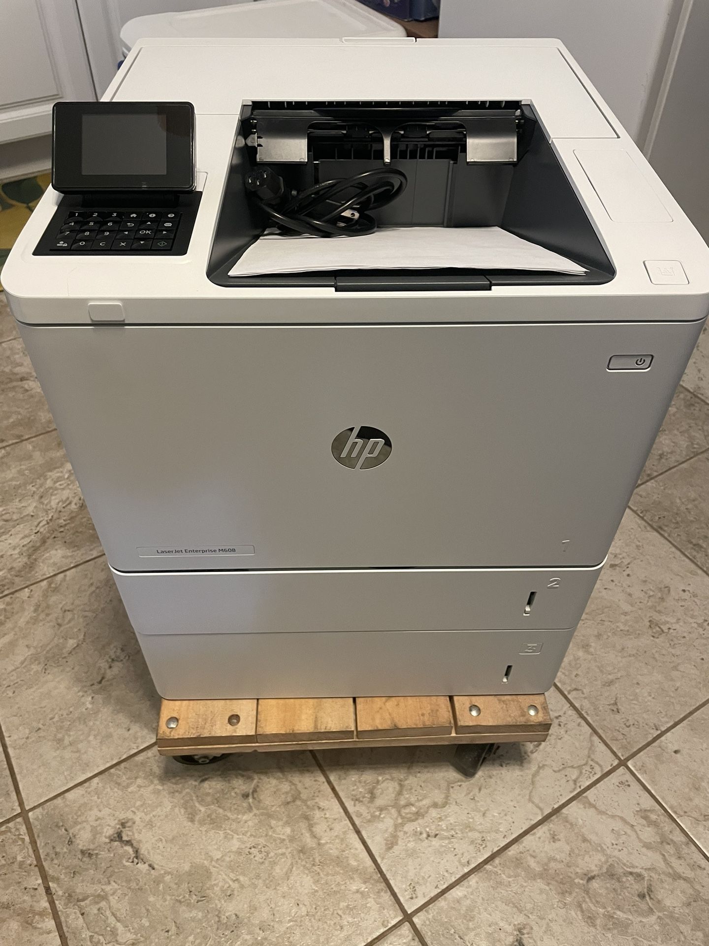 HP  M608