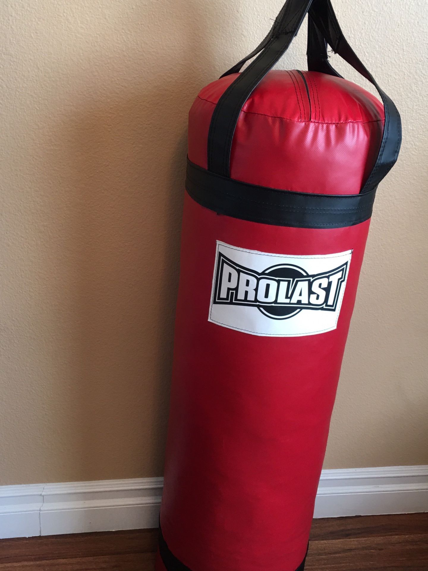 PUNCHING BAG BRAND NEW 100 POUNDS FILLED LUXURY MADE USA