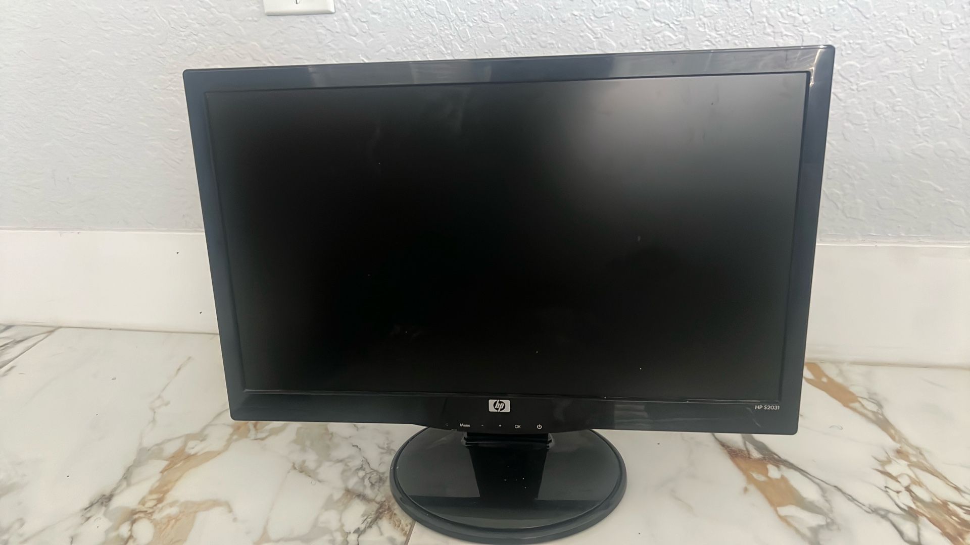 HP Elite Desktop PC Computer Intel Core i5 3.1-GHz, 8 gb Ram, 1 TB Hard Drive, DVDRW, 19 Inch LCD Monitor, Wireless WiFi, Windows 10
