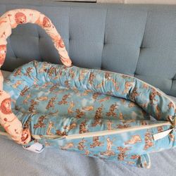 Dockatot Deluxe With Toy Arch