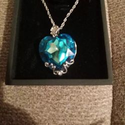 Brand New Lady Color Swarovski Crystal Mom Blue Heart Necklace.