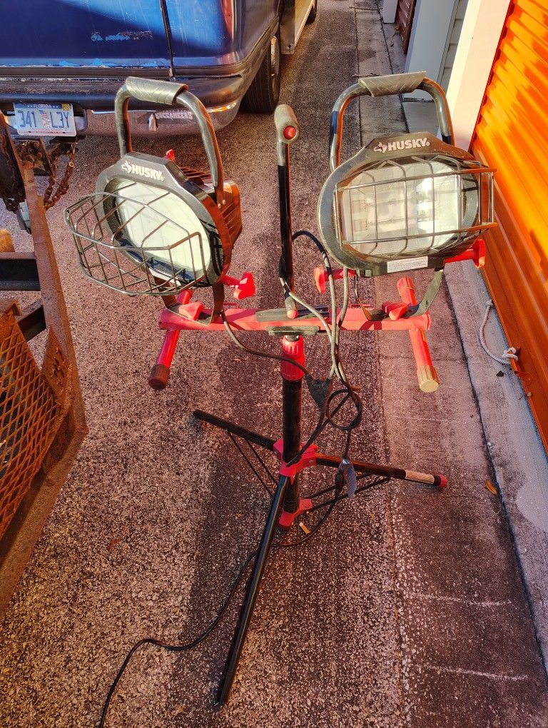 Husky Twin Head Halogen Work Light on Tripod Stand