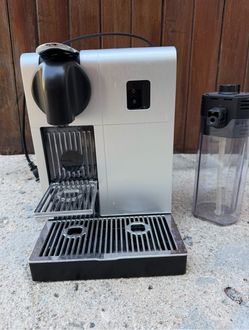 Nespresso Lattissima Pro by De’Longhi EN750MB Espresso/Cappuccino Machine - uses original pods