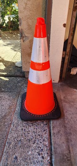12 Safety Cones. 28in ....