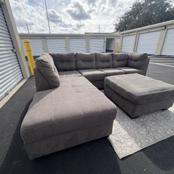 Sectional/couch/sofa, grey,115x92, delivery Available 