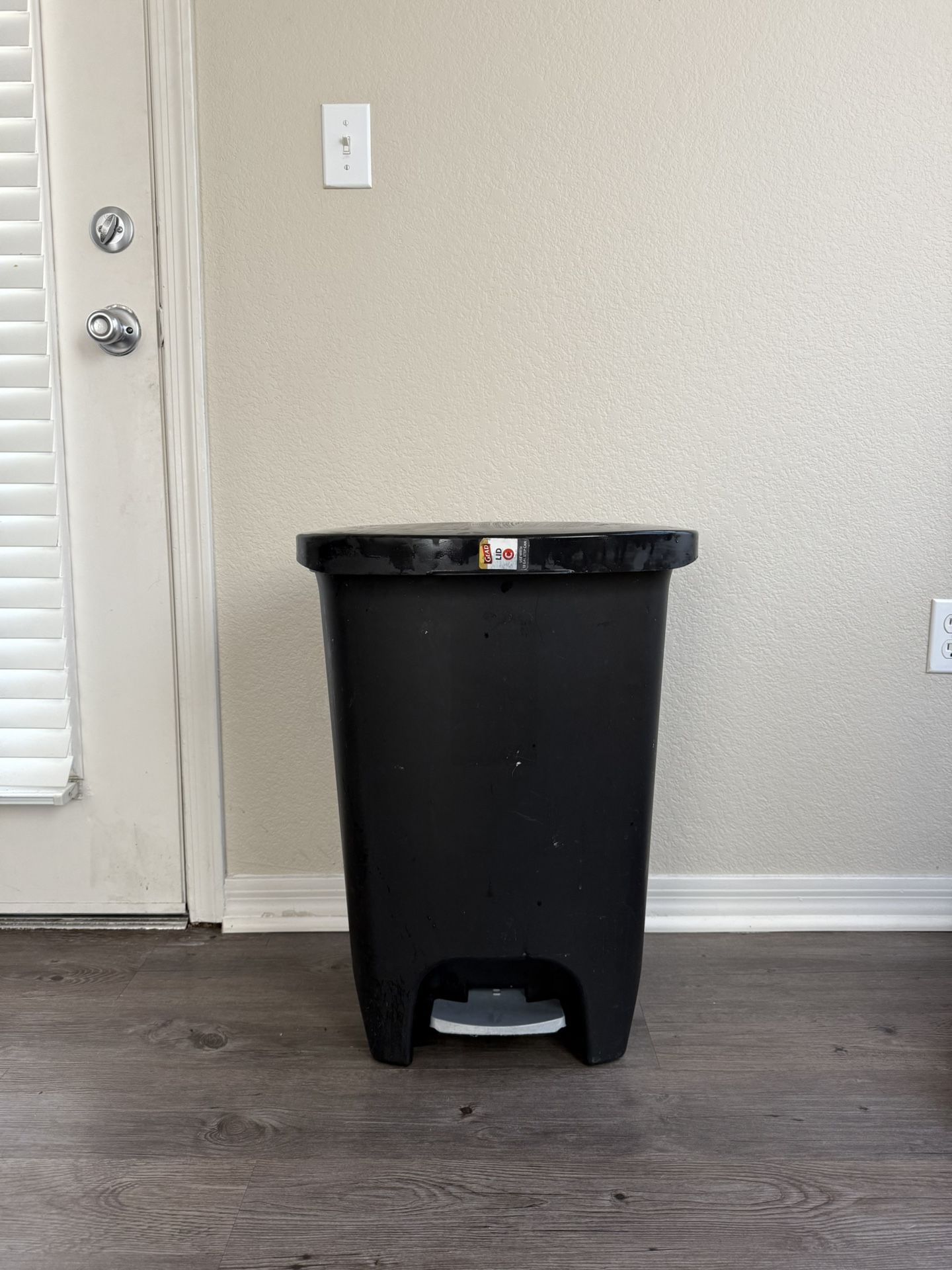 Glad Trash can
