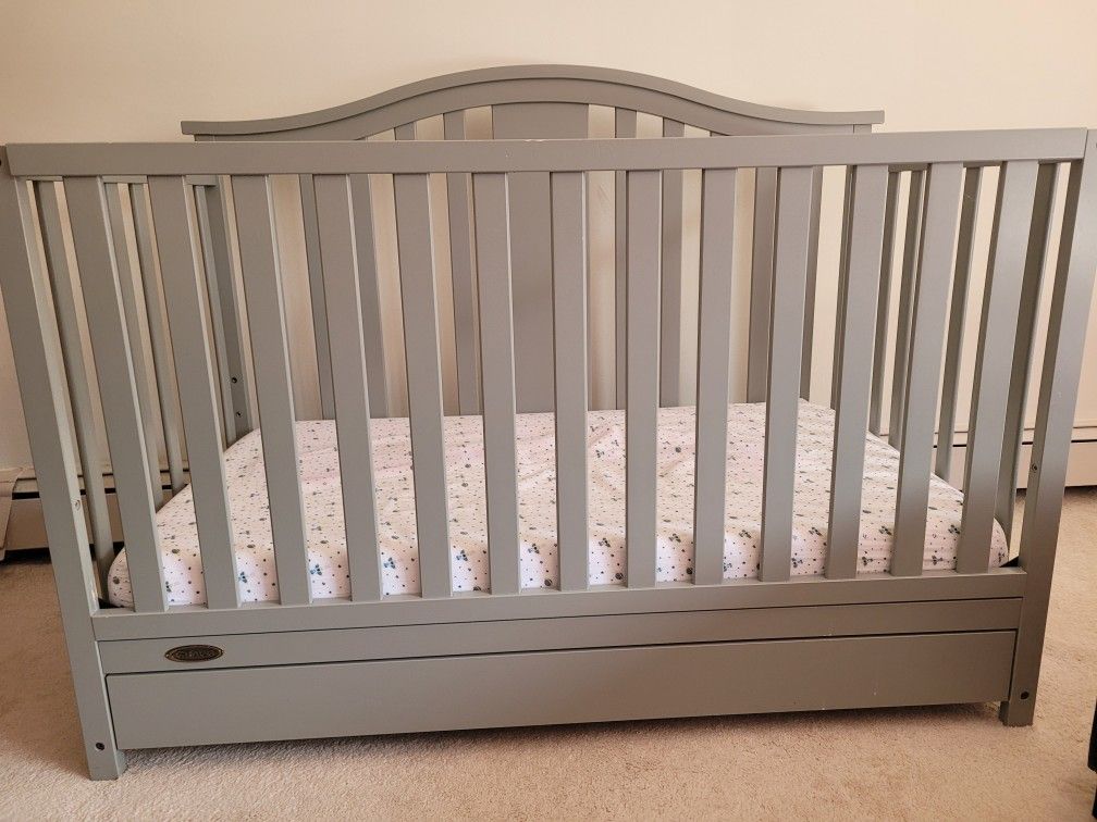 Graco Crib With Drawers Like New (Free mattress with crib)