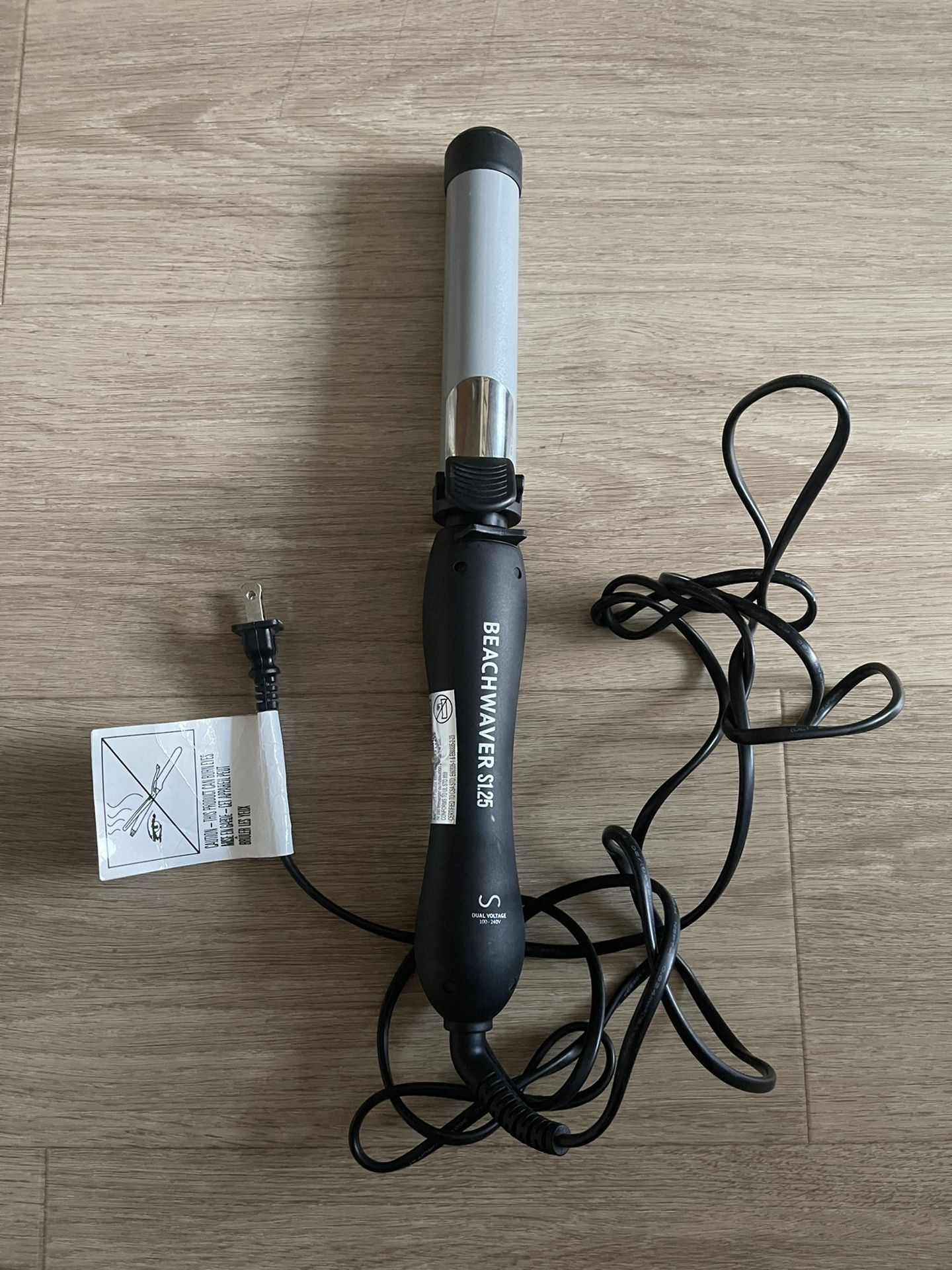 beachwaver® s1.25 dual voltage white rotating curling iron