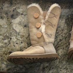 20$ Uggs SIZE 6
