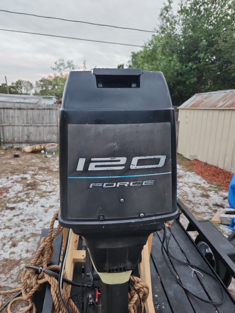 Boat Motor Runs With Controls And Gas Tank 120 Horse Force BY Mercury Marine