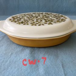 Vintage Pyrex 1 Qt. Oval Divided Dish With Lid.  CW-7.