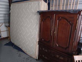 "Tempurpedic" name-brand / King-size mattress & Box Springs